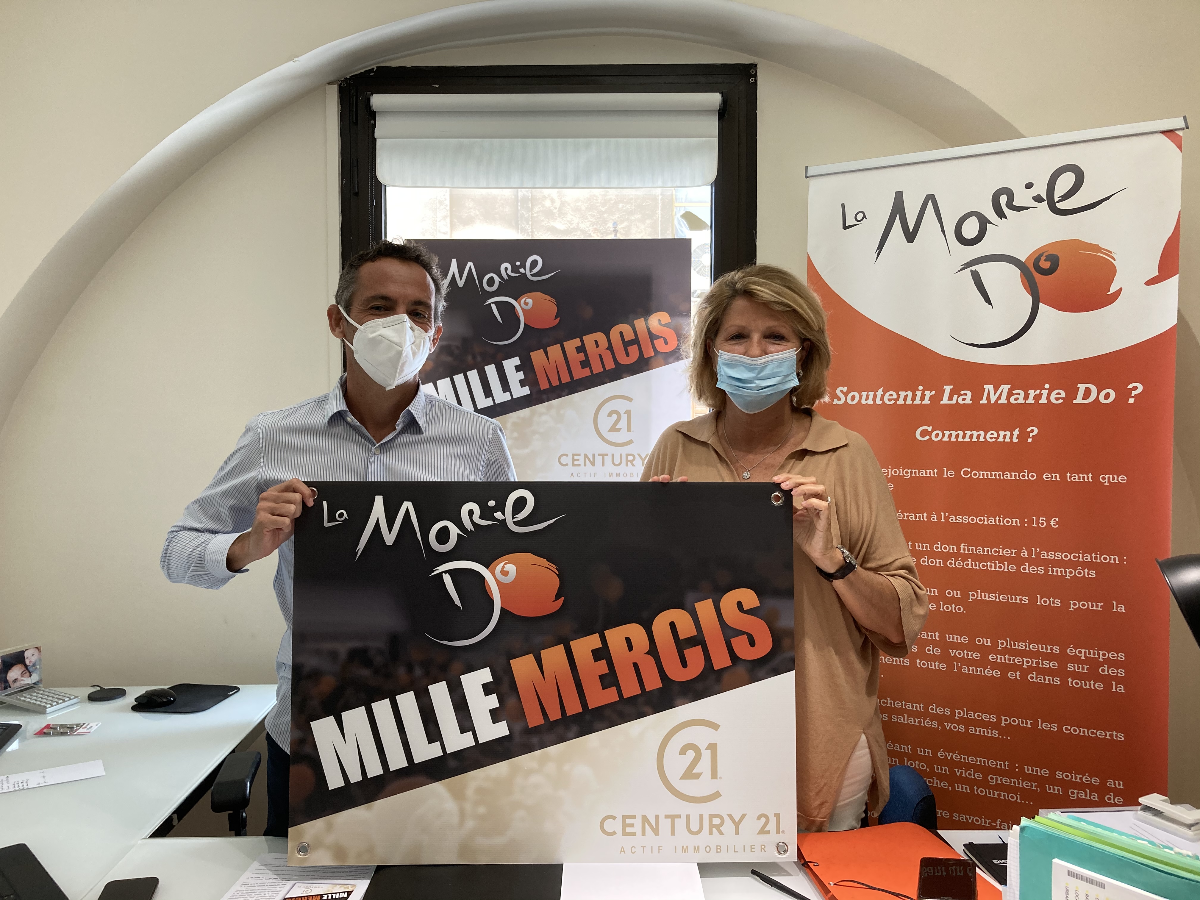 Signature de convention entre Catherine Riera, présidente de la Marie-Do et François Charles Patacchini, gérant associé de l’agence Century 21