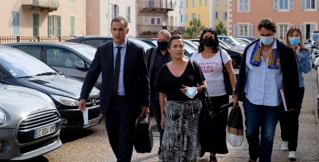 Les élus avancent d'un pas décidé pour rencontrer une délégation d'un Conservatoire en colère