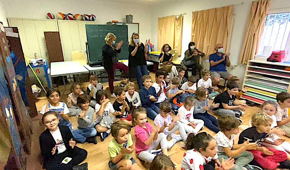 Les élèves Marie-Louise Casanova et Michele Maestracci de l'école de Miomu sous le charme de "Petrucciu è u lupu"