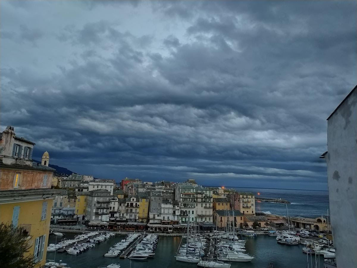 Au-dessus de Bastia ce samedi matin 3 octobre 2020 (Photo Karine Giabiconi)