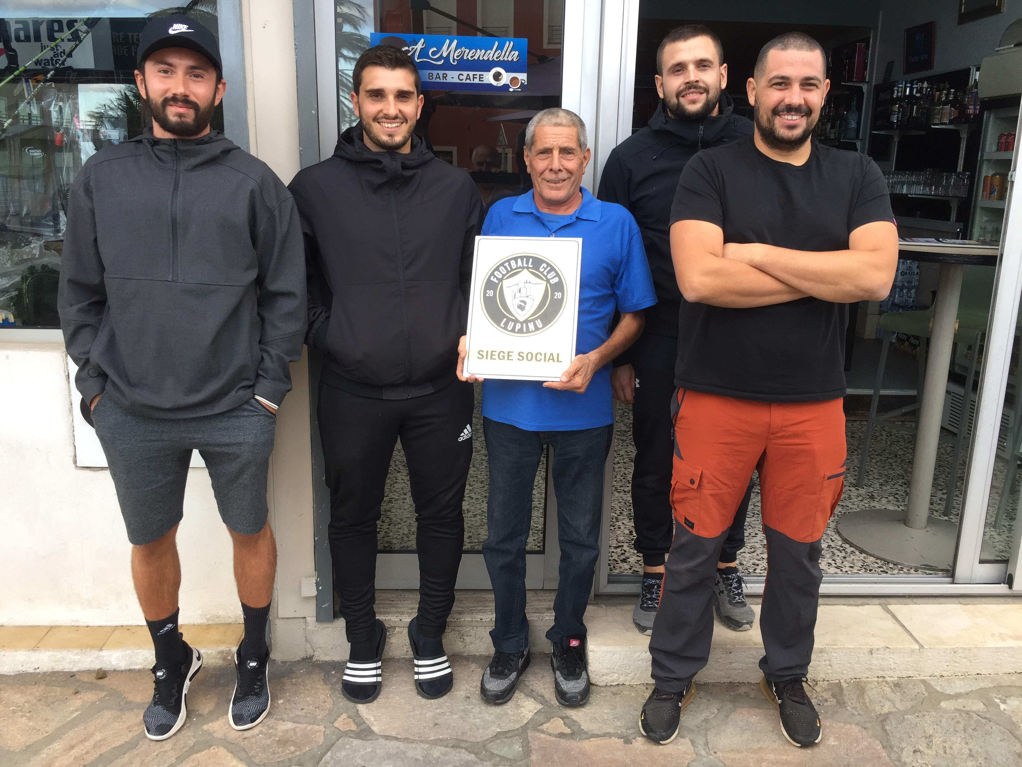 Le président Joseph Sageot (à droite) et les membres du bureau du FCL au siège social du club.