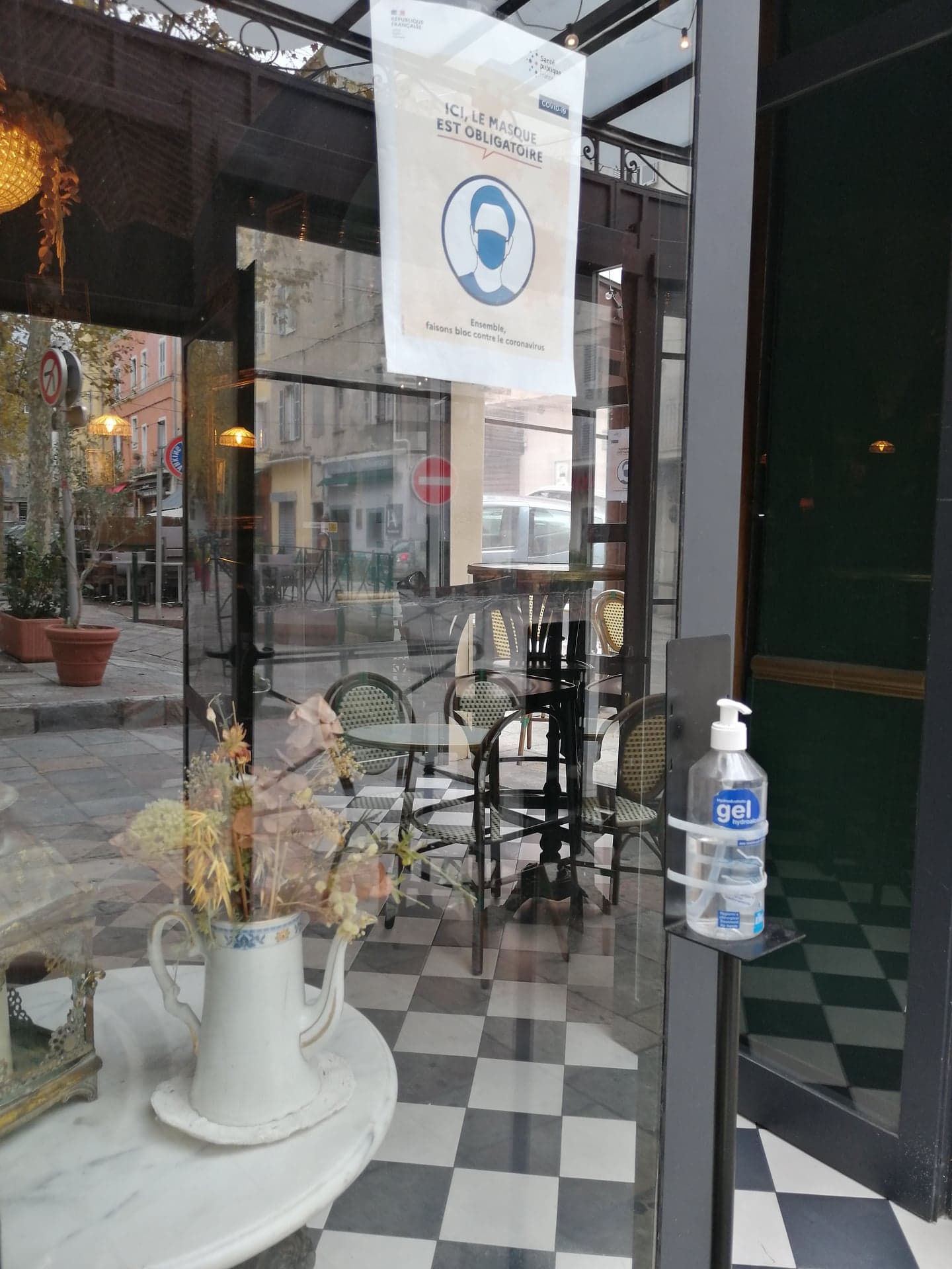 Au Café des Intimes, sur la place du marché à Bastia, tout est mis en oeuvre pour respecter le protocole sanitaire en vigueur.