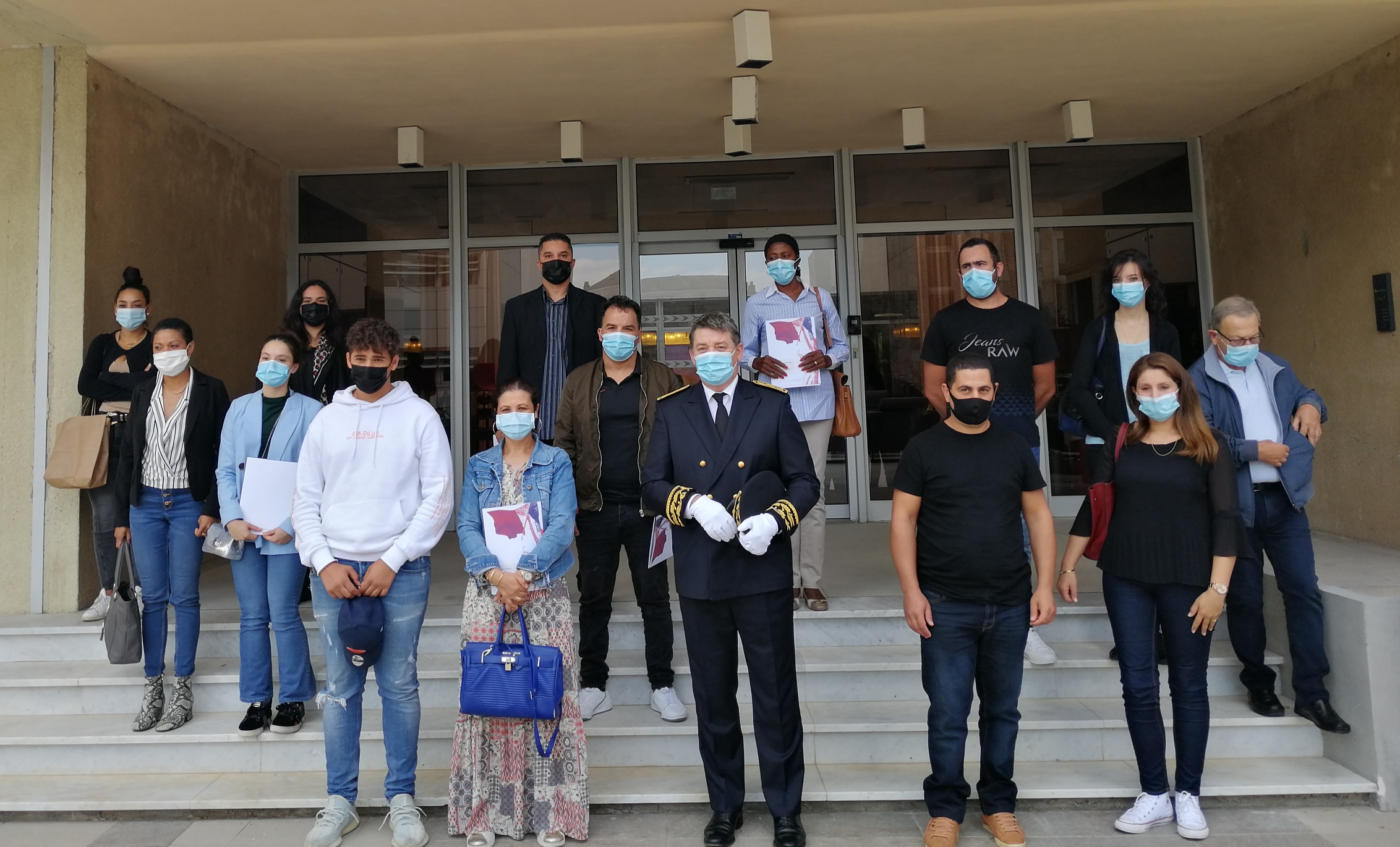 Le préfet de la Haute-Corse, François Ravier, entouré des personnes ayant reçu la nationalité française