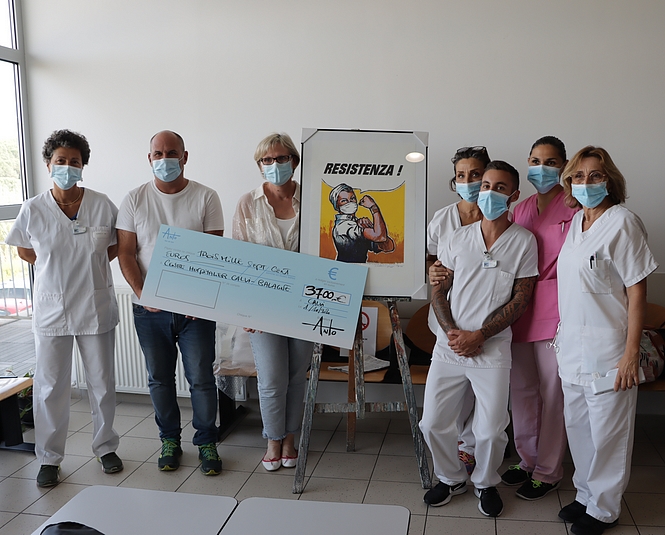Antò fils de Pop remet un chèque de 3 700€ au centre hospitalier Calvi-Balagne