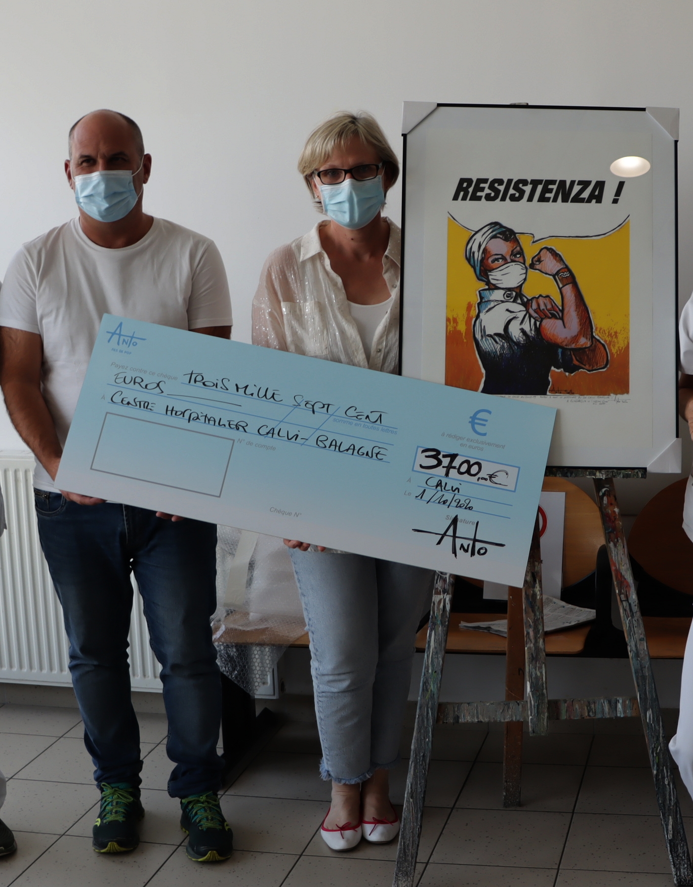 Antò fils de Pop remet un chèque de 3 700€ au centre hospitalier Calvi-Balagne