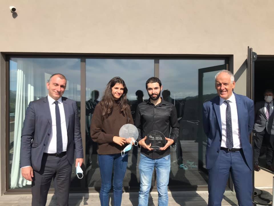 Le maire de Porto-Vecchio Jean-Christophe Angelini, les lauréats Yasmine M’Hadi et Rachid Abdennabi et le préfet de Corse Pascal Lelarge.