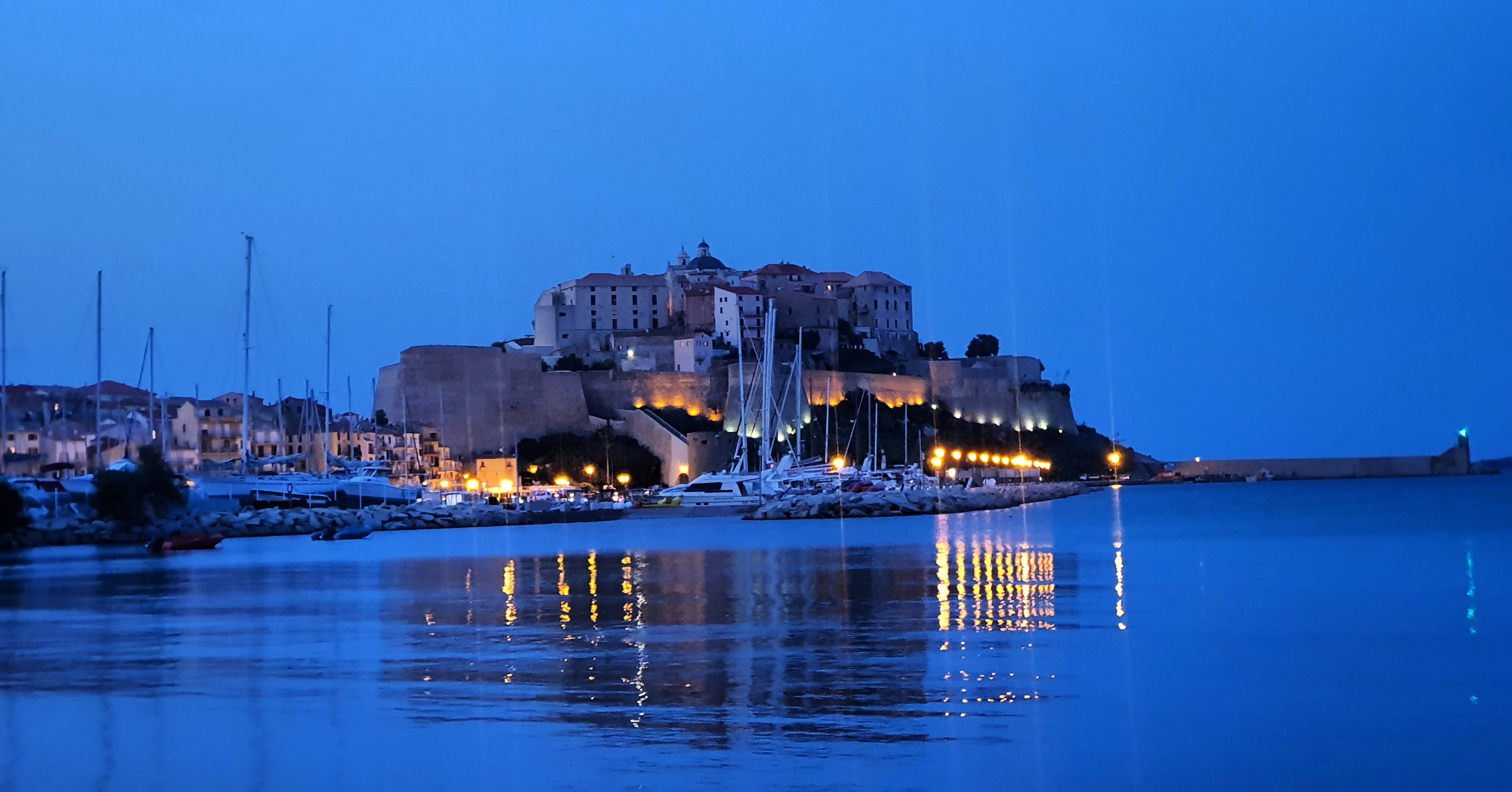 La photo du jour : la citadelle de Calvi dans la lumière