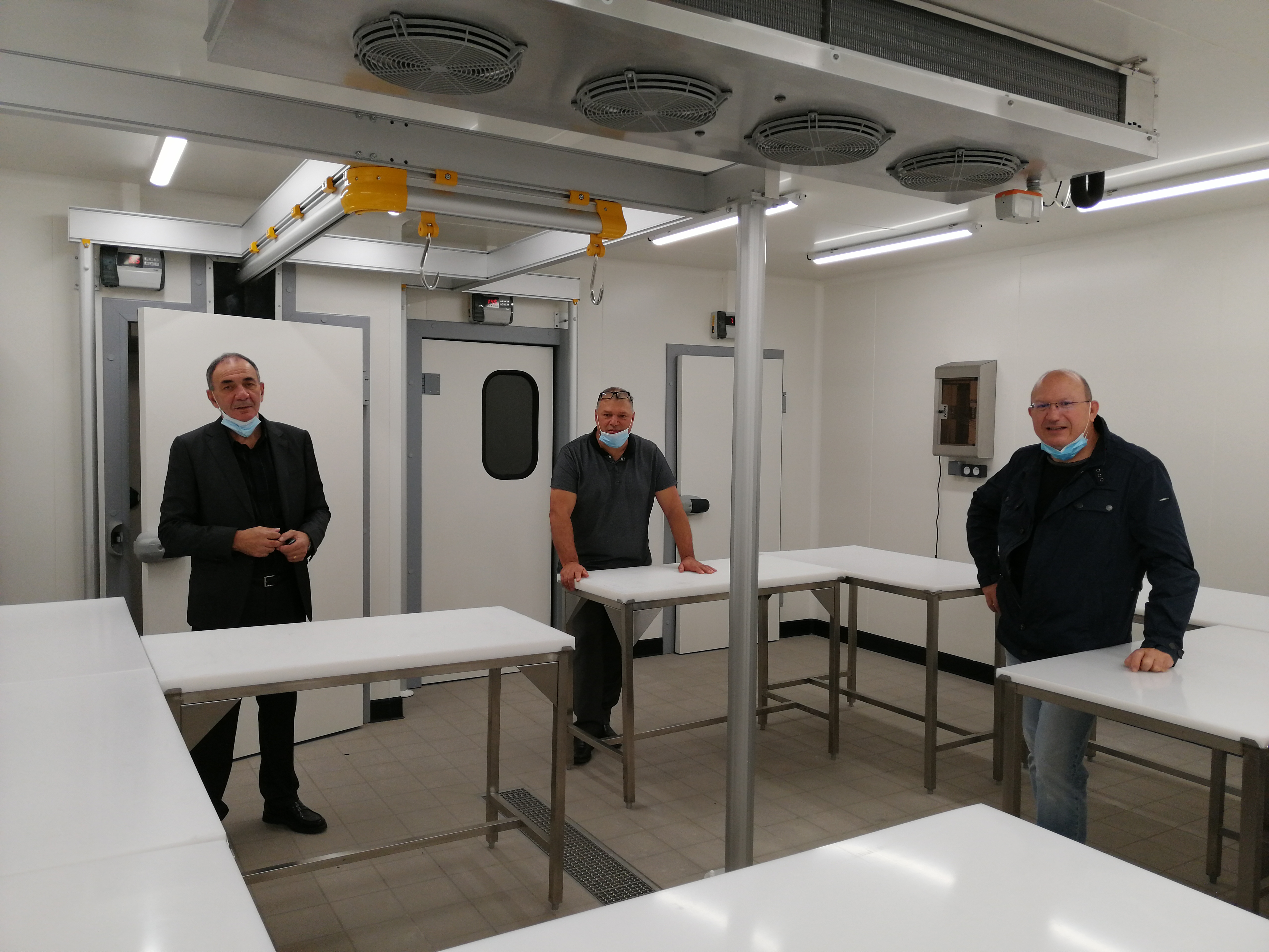 De gauche à droite : Xavier Luciani, Directeur du CFA de Haute-Corse, Jean-Charles Martinelli, Président de la Chambre de Métier et de l'Artisanat et M. Eric Caselli, Formateur de la section Boucherie dans le nouvel atelier.