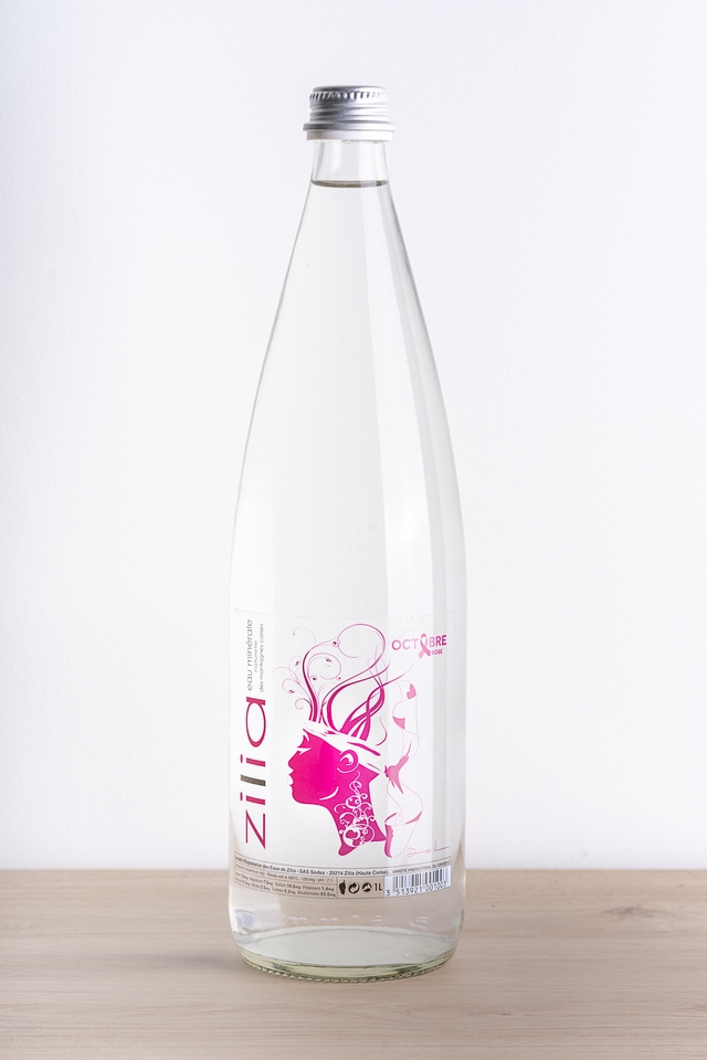 Une bouteille d'eau munérale de Zilia aux couleurs d'Octobre Rose Photo Eyefinity Prod/Kevin Guizol