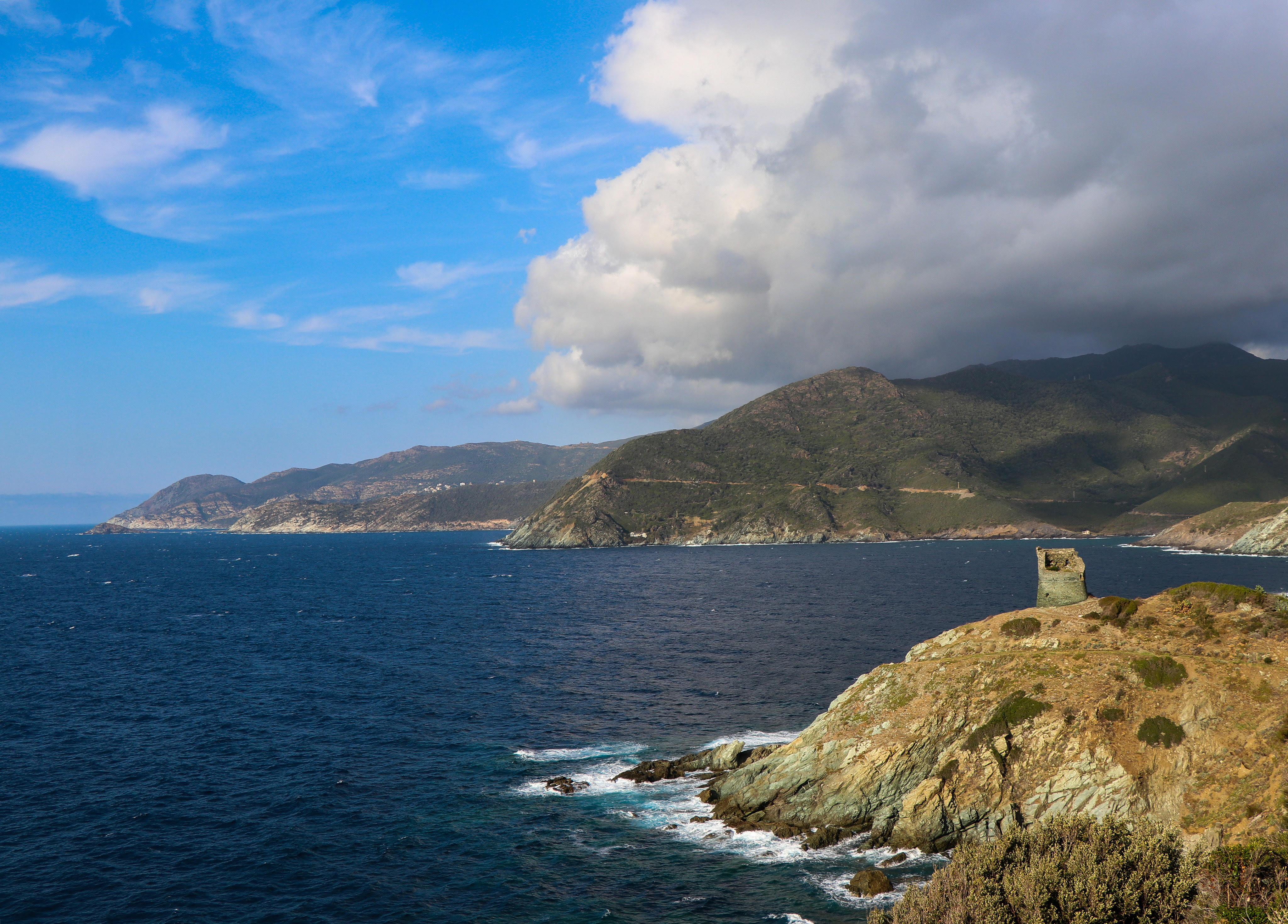 Torra di Scalu de Pinu avec vue sur la pointe de Centuri (Yoan Paoli)