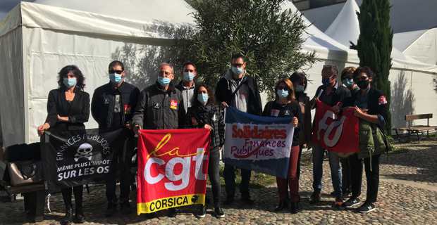 Une délégation de la CGT Finances publiques de Corse devant l'entrée du Congrès de l'ANEM sur le parvis de l'Université de Corse. Photo CNI.