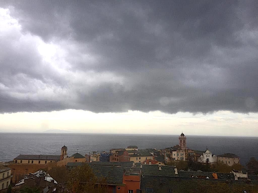 Bastia : nuages noirs au-dessus de la ville.(Jean-Baptiste Raffalli)