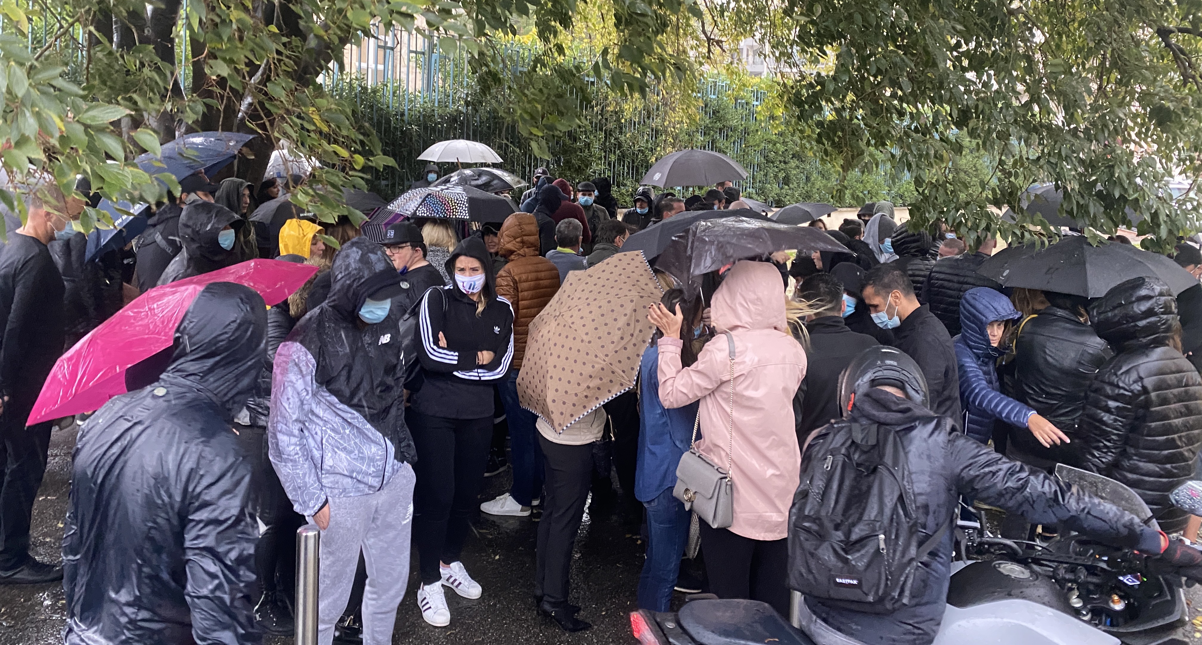 Des dizaines de restaurateurs, cafetiers et commerçants bastiais manifestaient devant les grilles de la préfecture