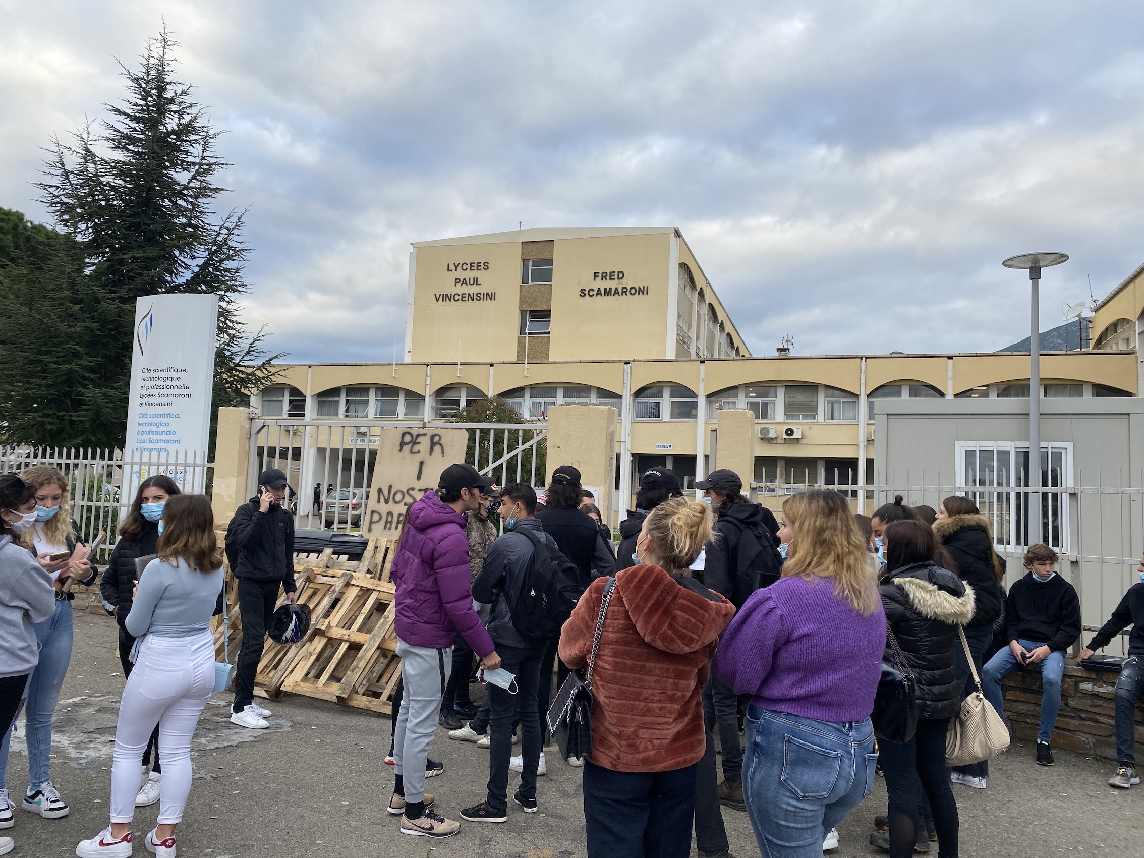 Les lycéens bloquent le lycée de Montesoro