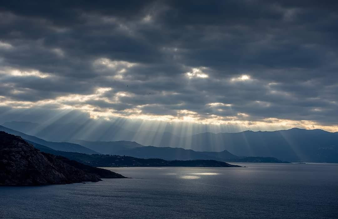 Jeu de lumières dans le golfe de Sagone (Jean-Claude de Camu)