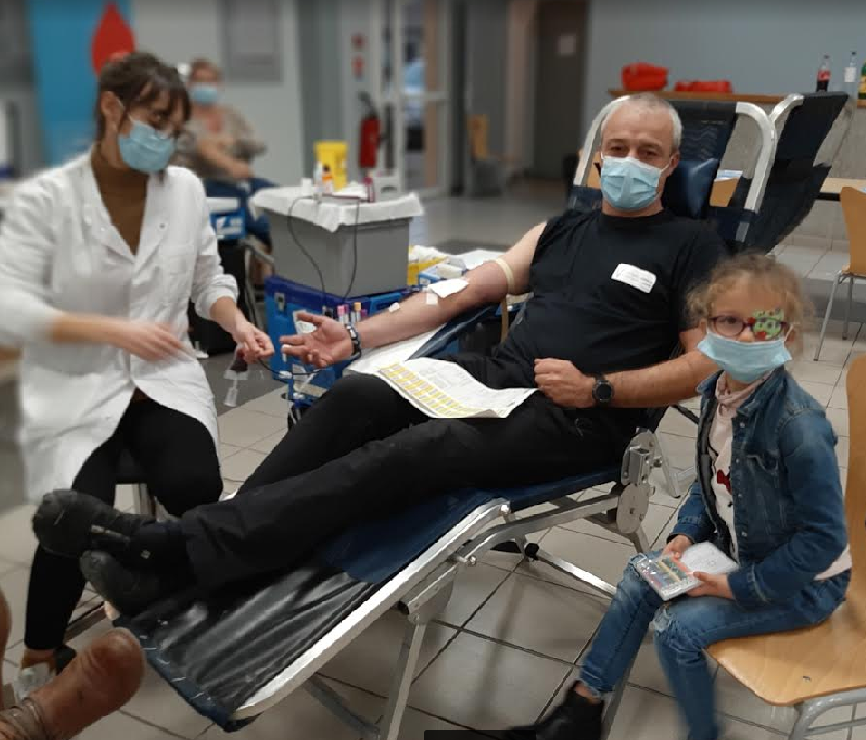 La petite Anghjulina qui a voulu accompagner son papa Bruno pour la collecte de sang sous l’œil bienveillant de Claire l’infirmière de l'EFS