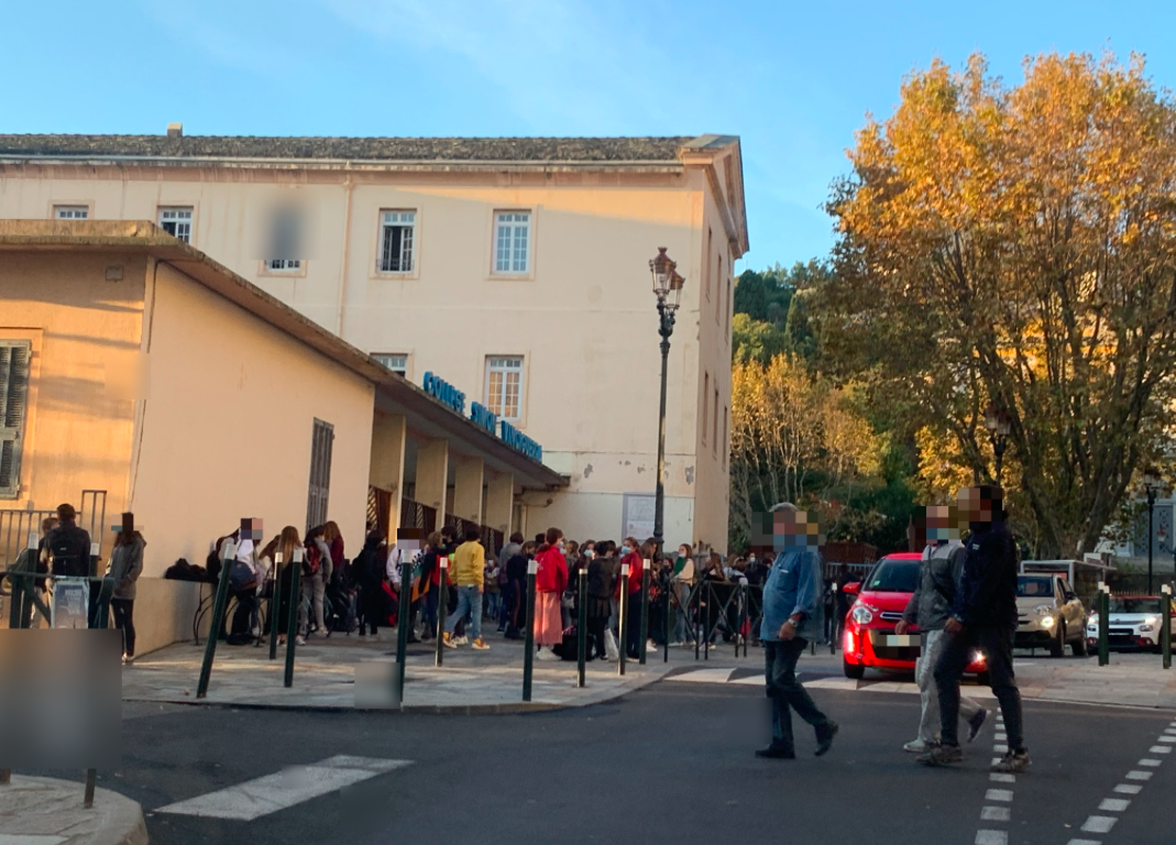 8 heures du matin à Bastia devant un établissement scolaire