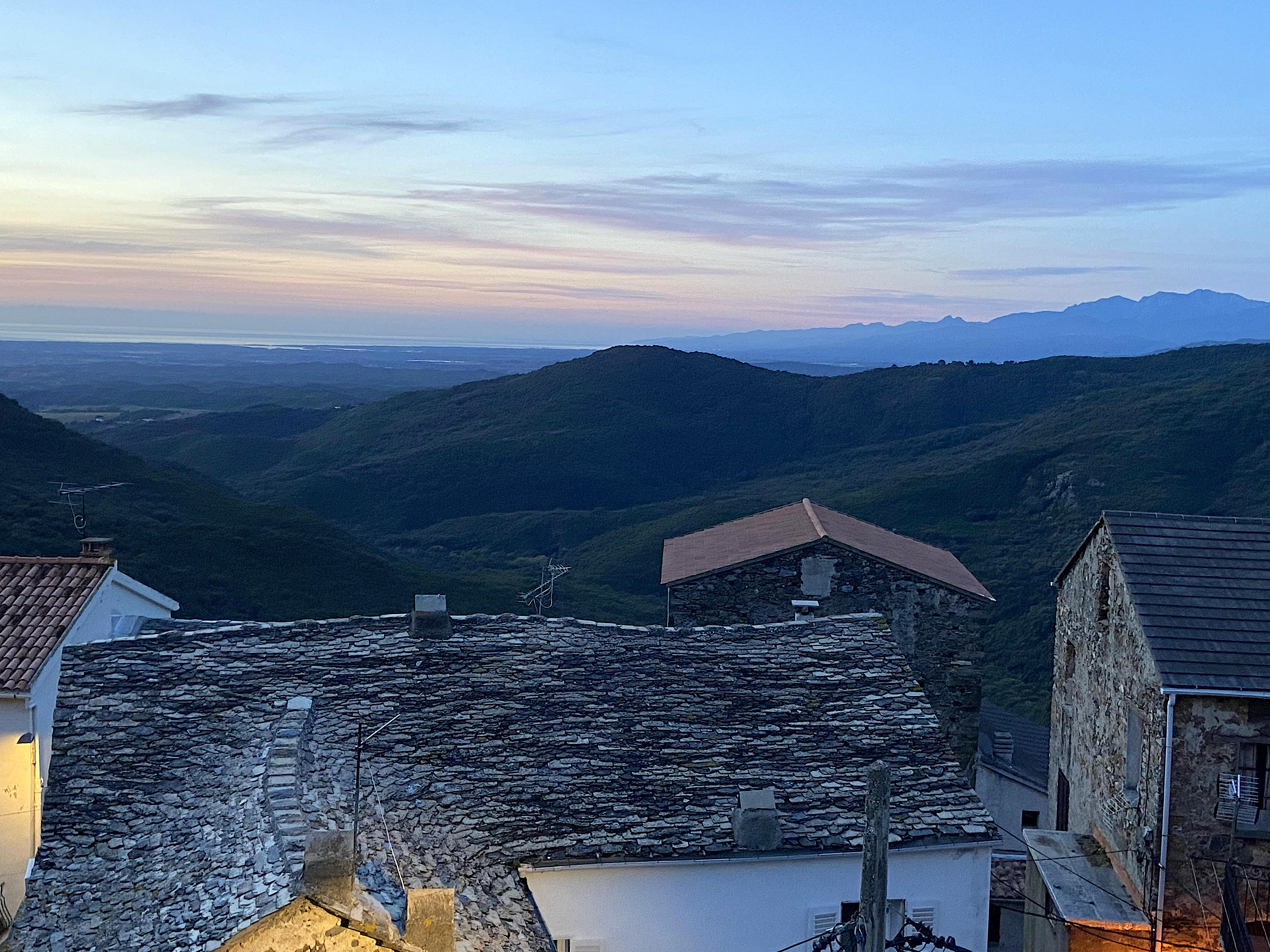 Lever du jour sur la mer et l’étang de Diana contemplé depuis le village de Tox. (Ghjuvanna et Petru Micheli)