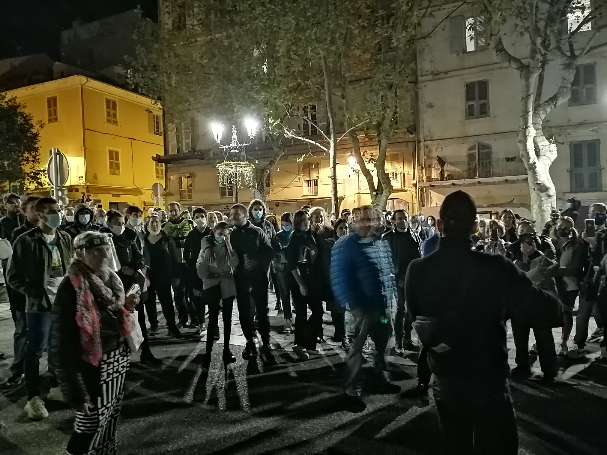 Le cortège de manifestants a fait escale sur la place du marché de Bastia avant de repartir vers la préfecture.