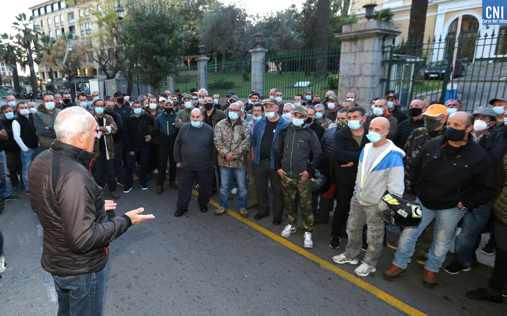 Les chasseurs devant la préfecture d'Ajaccio ce vendredi 13 novembre. Photos Michel Luccioni