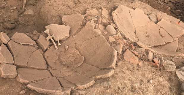 Des fonds de dollia, grandes jarres de 2 mètres de haut, en partie enterrées dans le sol et qui servaient à stocker le vin, ont été retrouvés à Lucciana par l'INRAP dans le cadre de l'archéologie préventive sur le site de construction d'une maison individuelle. Photo CNI.