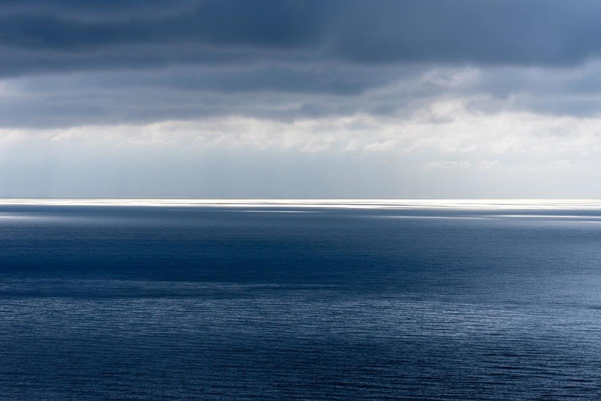 Vue de Cargese, la Méditerranée ne connaît pas la ligne d'horizon, c’est la continuité du ciel (Jean-Claude Camus)