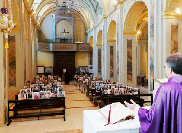 Le père Guiseppe Corbari, prêtre de la paroisse de Robbiano célèbre la messe lors du premier confinement (crédit photo G.Corbari)