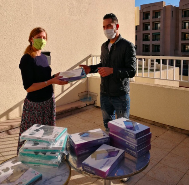 Laureline Roux remet une des tablettes offertes par la préfecture de Haute-Corse à un des parents bénéficiaires de ce don.