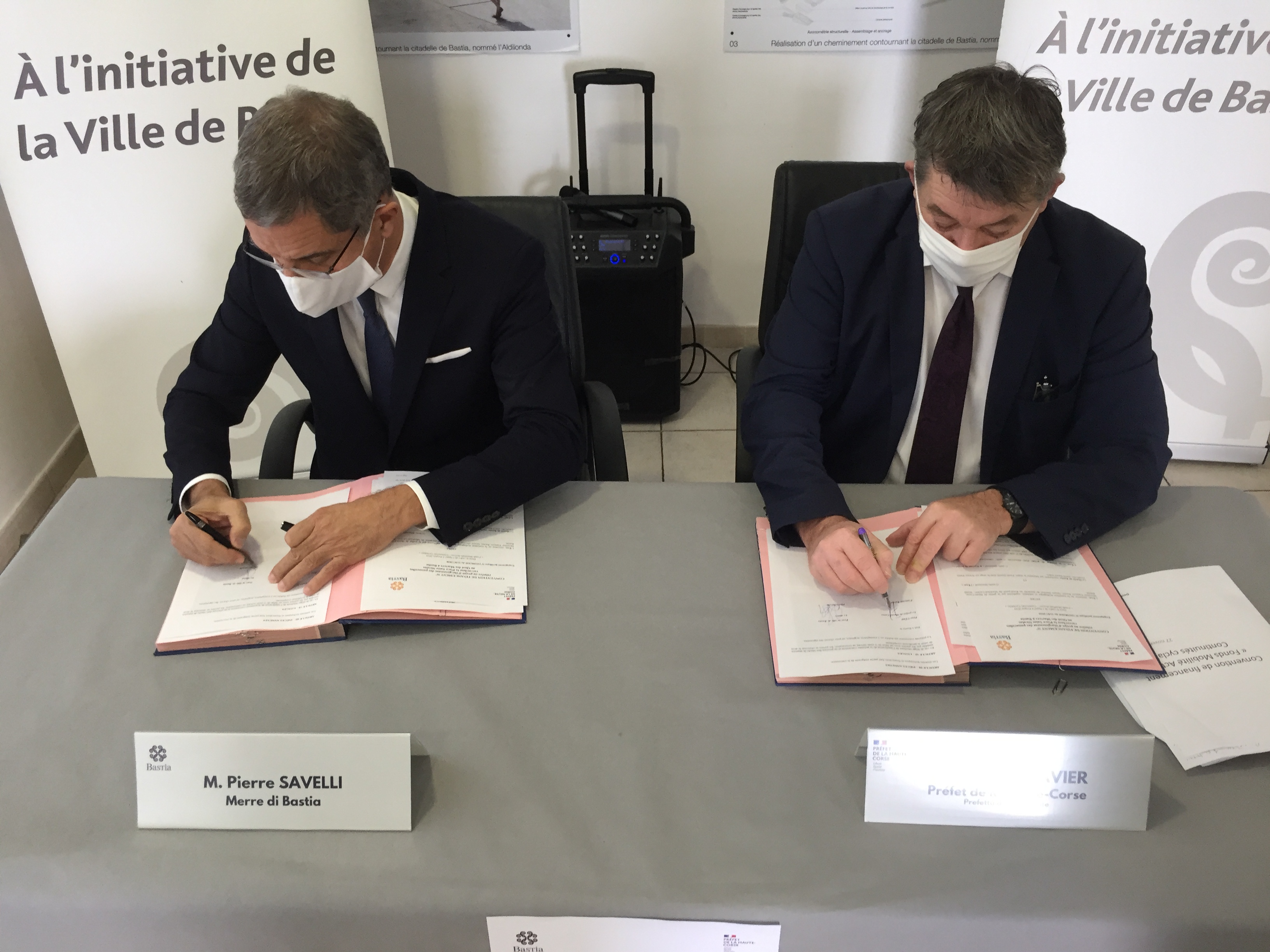 Signature de la convention entre le maire de Bastia, Pierre Savelli, et le préfet de Haute-Corse, François Ravier.