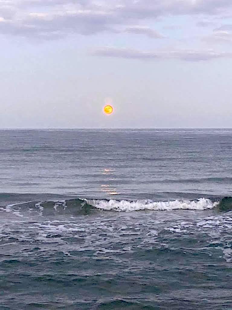 La photo du jour : Luna rossa sur la Marana