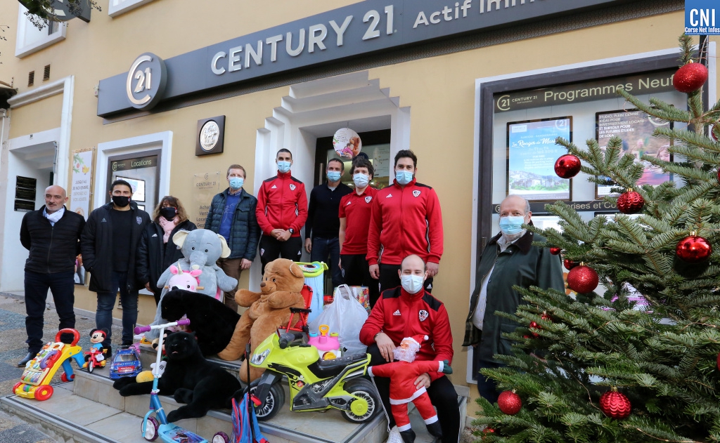 L'équipe de Futsal de l'ACA devant l'agence Century 21, ce mercredi 2 décembre. Photo : Michel Luccioni