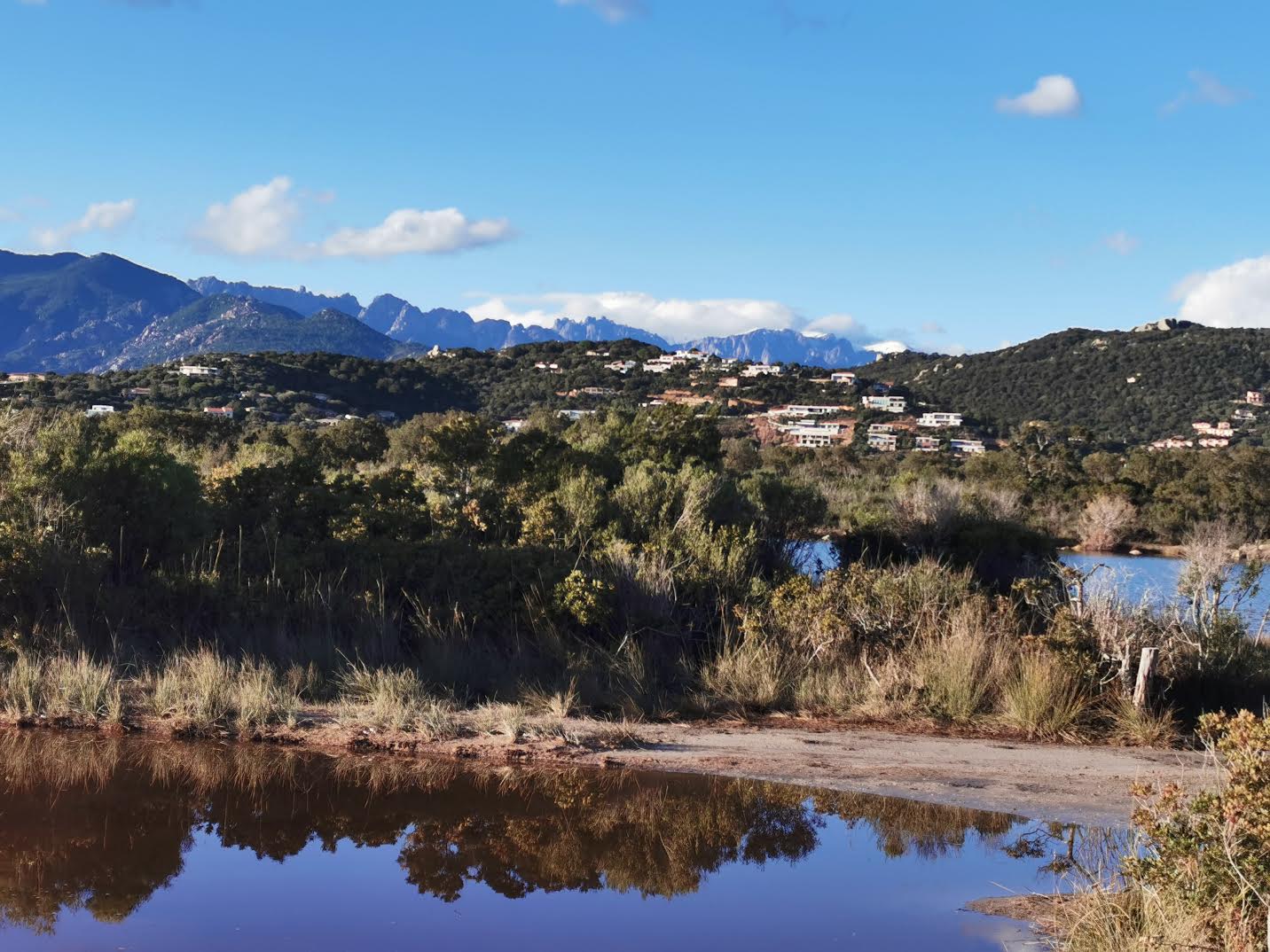 La photo du jour : de Saint-Cyprien aux aiguilles de Bavella
