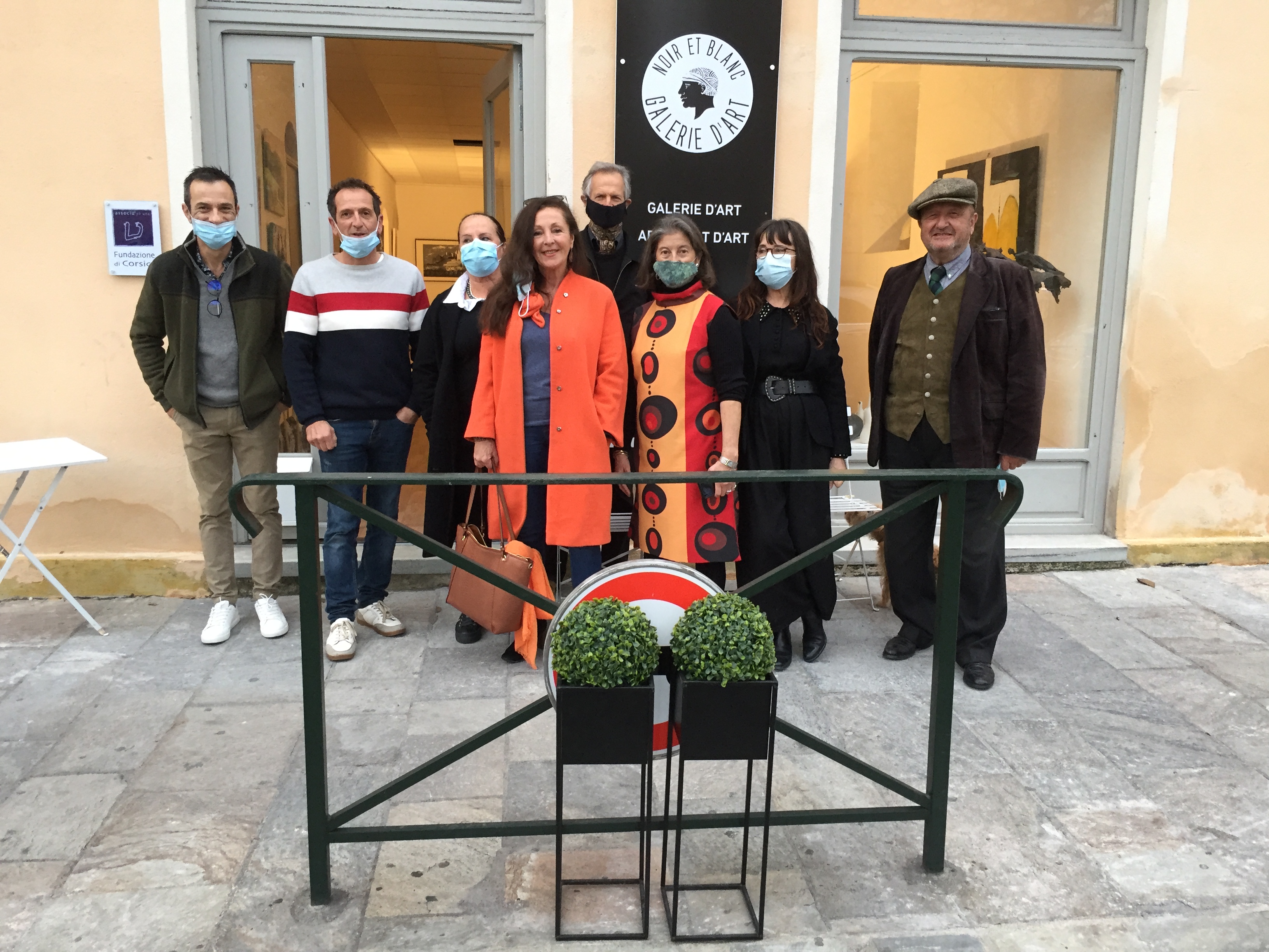 Le président Christian Mons-Catoni (à l'extrême droite) et quelques uns des artistes ont inauguré jeudi la nouvelle exposition de la Galerie Noir et Blanc