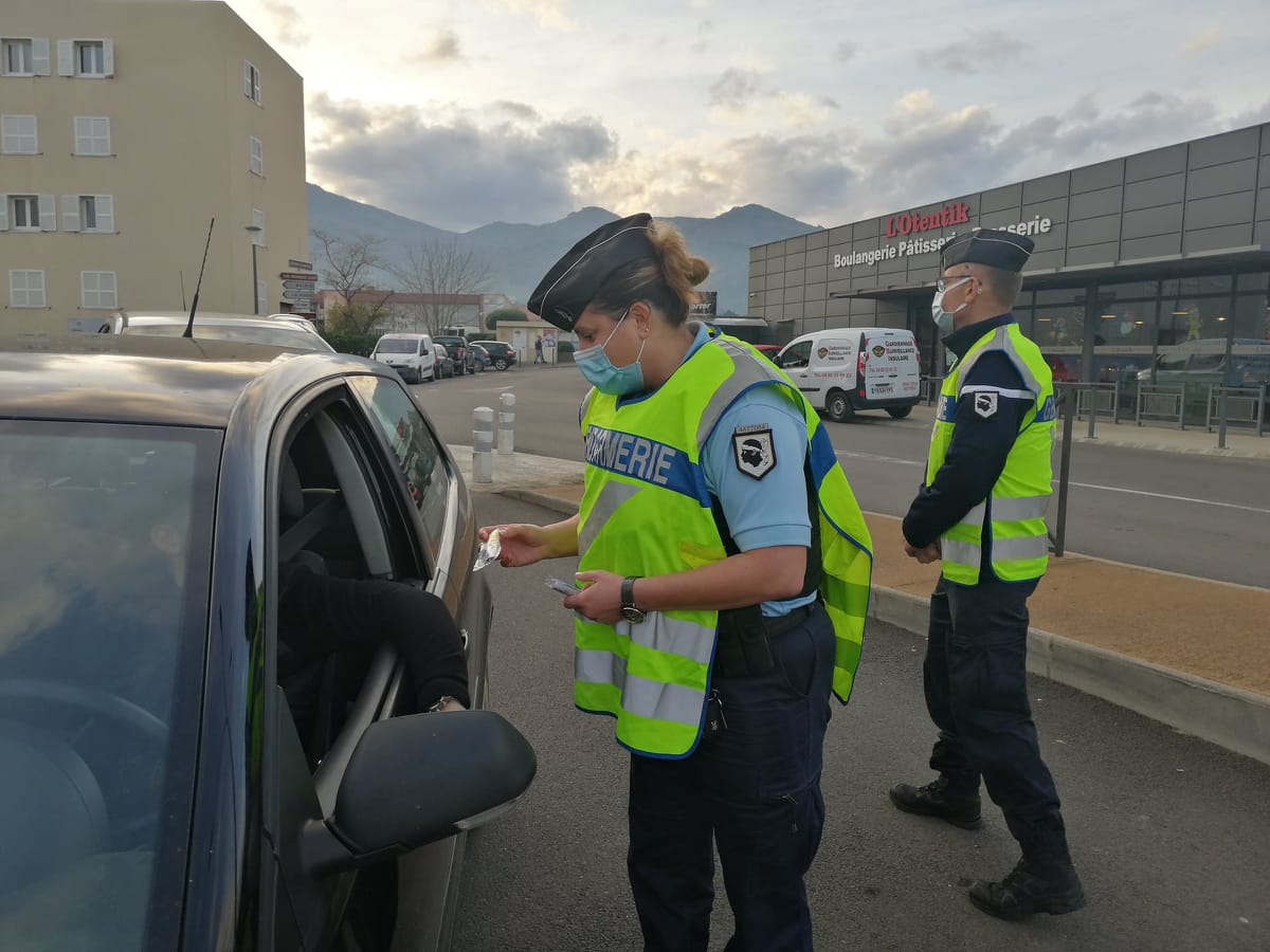Les gendarmes ont délivré un message de sensibilisation en plus de distribuer des éthylotests.