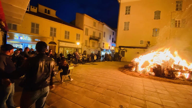 Il y avait foule hier autour du bûcher de Noël