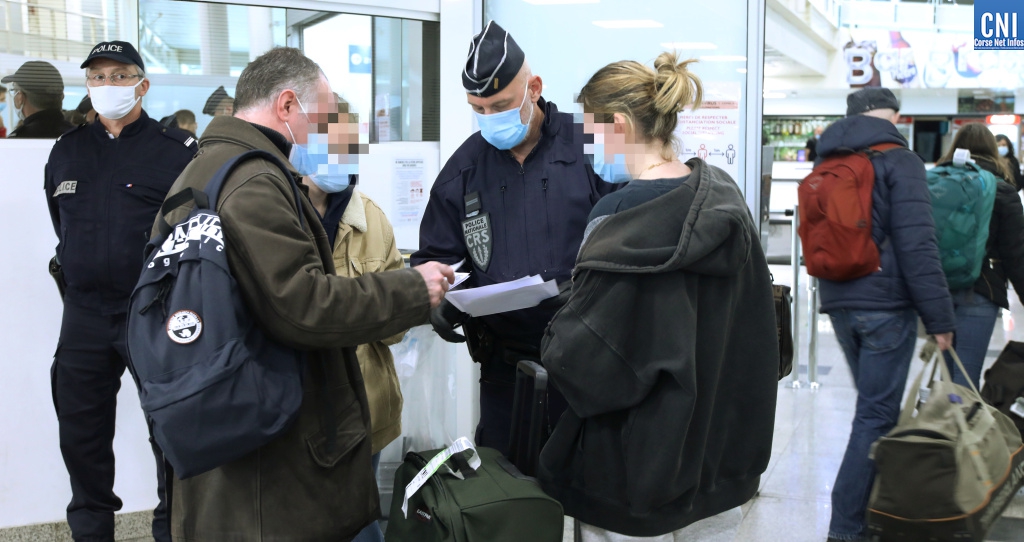 Les contrôles à l'aéroport d'Ajaccio. Photo : Michel Luccioni