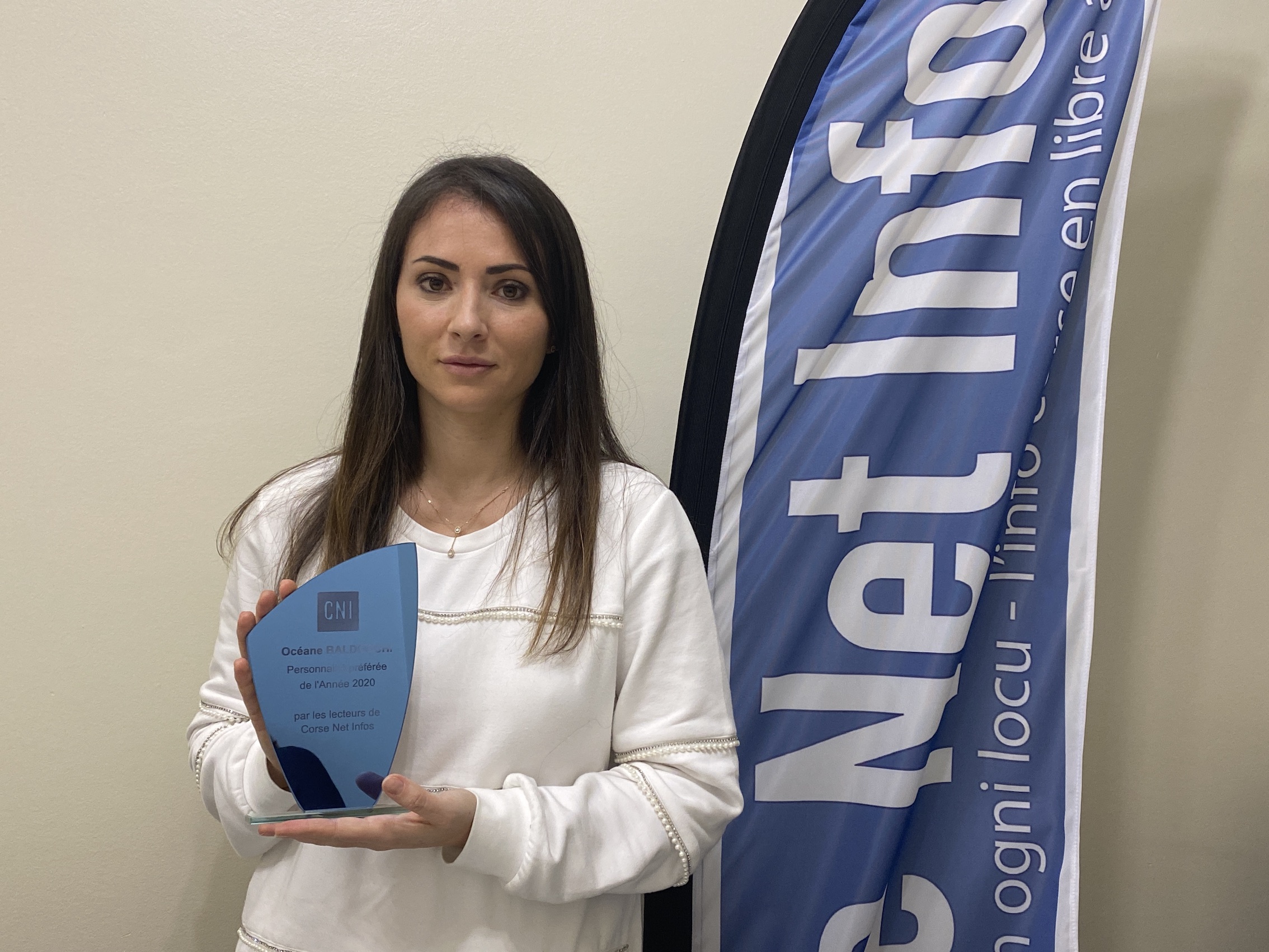 Océane Baldocchi, reçoit le prix des lecteurs de CNI