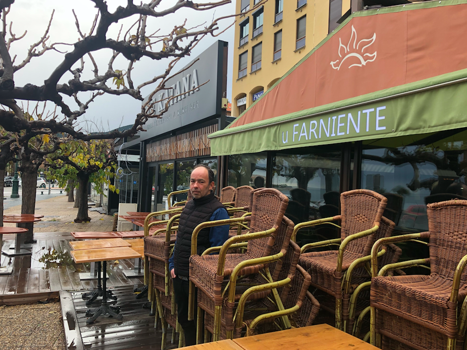 A Ajaccio, Cyril Salini devant son resto fermé. Photo Michel Luccioni