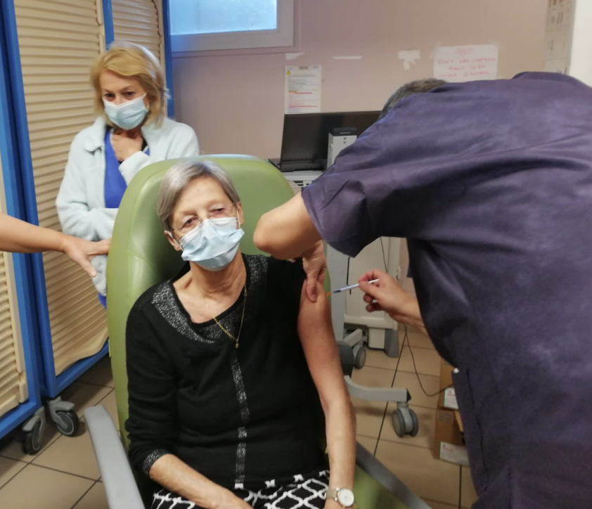 Nadine Charnier, 72 ans et première résidente d'EHPAD vaccinée en Corse contre la Covid-19.