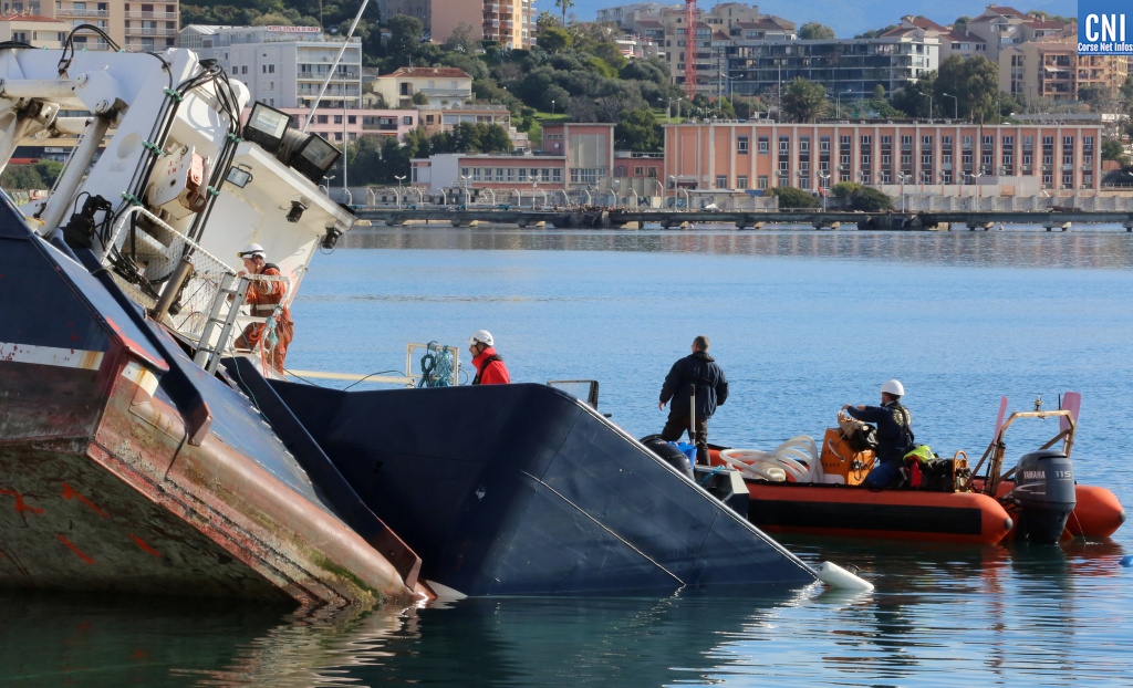 Le bateau des phares et balises échoué à Ajaccio enfin renfloué