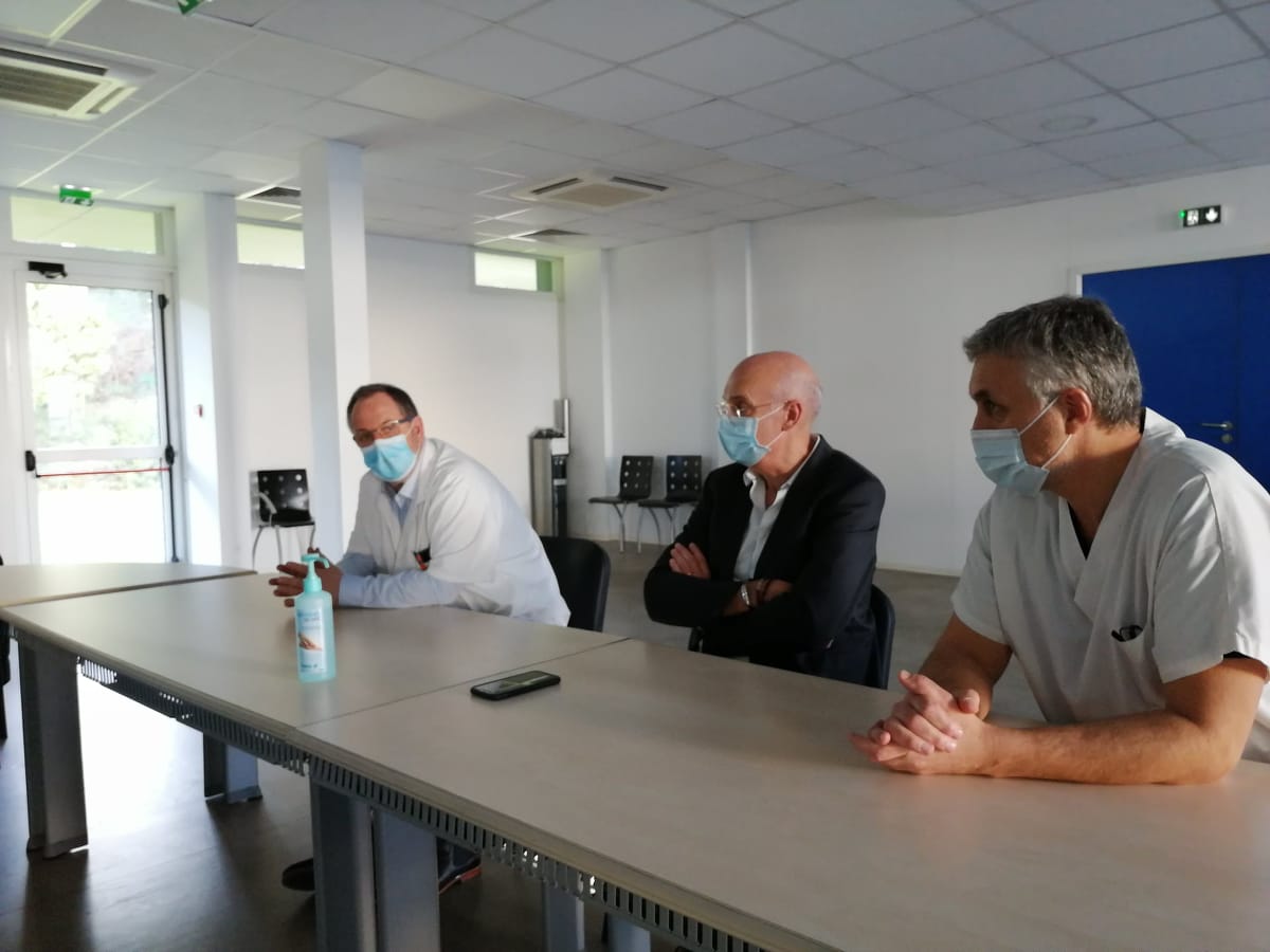 De gauche à droite : le docteur Joseph Lucciardi, chirurgien et président de la commission médicale d'établissement de l'hôpital de Bastia; Jean-Mathieu Defour directeur du centre hospitalier ; Serge Fity médécin du travail à l'hôpital de Bastia