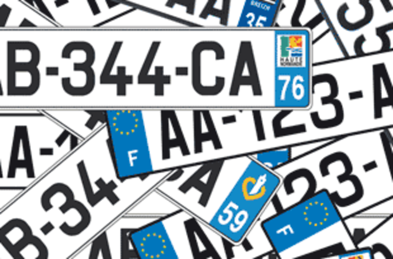 Poser un sticker sur la plaque d'immatriculation de son véhicule est illégal 
