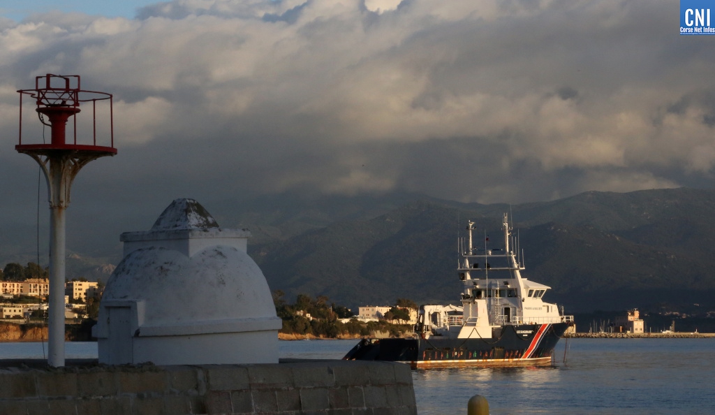 Le baliseur Îles Sanguinaires dans la baie d'Ajaccio. Photo : Michel Luccioni