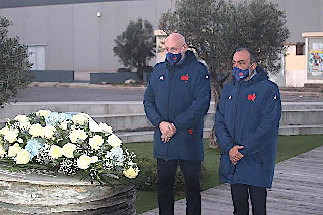 A l'issue du match le président de la FFR, Bernard Laporte et le président de la Ligue Corse Jean-Simon Savelli ont déposé une gerbe à la mémoire des victimes de la catastrophe de Furiani