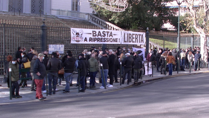 A l’appel du collectif Patriotti environ 200 personnes se sont rassemblées samedi matin devant le palais de justice de Bastia pour soutenir Félix Benedetti (photo Philippe Jammes)