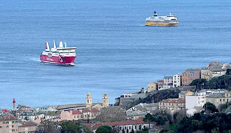 Le "Paglia Orba" et le "Mega Andrea" au port après 10 heures d'attente au large de Bastia (Photo Marijo Costa)