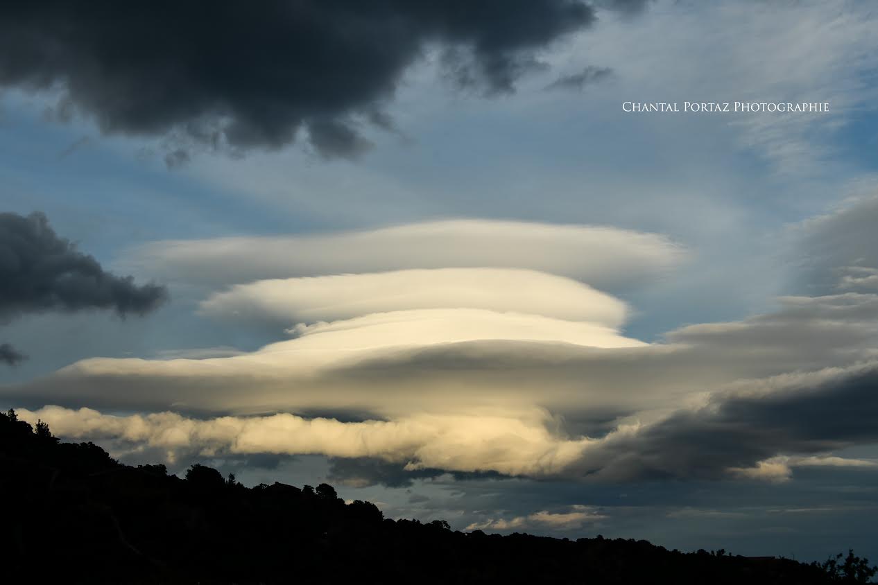 Superbes lenticulaires en fin d'après-midi à Porto-Vecchio (Photo Chantal Portaz