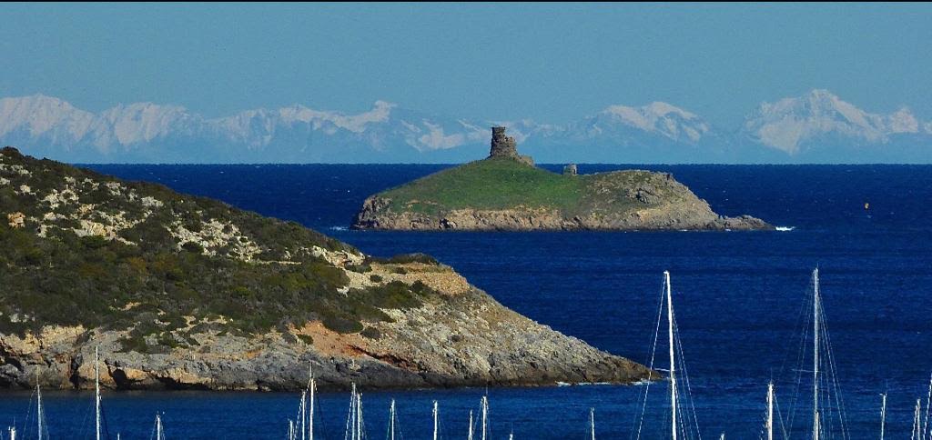 Les massifs enneigés italiens vus de Rogliano (Photo Lucia Ghirardi)