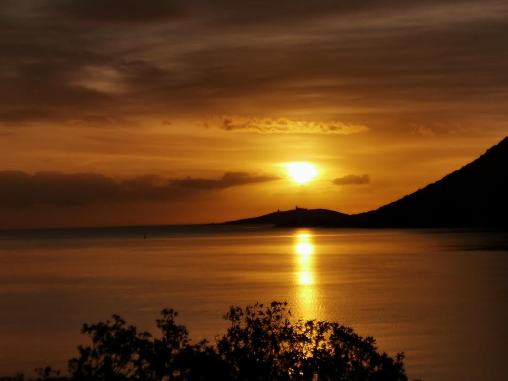 Le soleil se lève sur le golfe d Porto-Vecchio (Franck Tarussio!