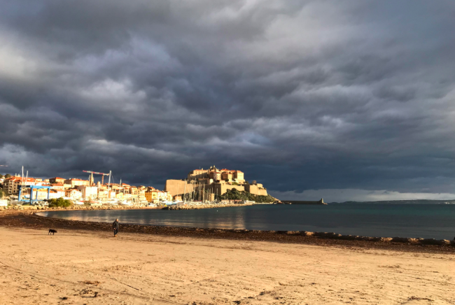 La citadelle de Calvi nuages noirs et lumière du lever de soleil  (Photo Bernard Lorriaux)